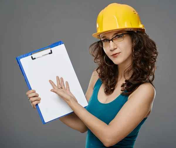 Engenheira feminina segurando uma pasta — Fotografia de Stock