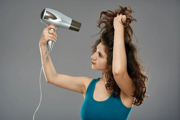 Femme utilisant sèche-cheveux — Photo