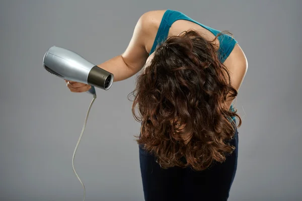 Mujer usando secador de pelo —  Fotos de Stock