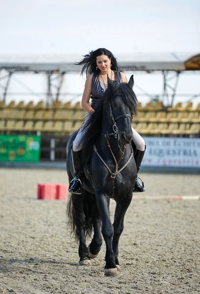 Jovem mulher montando um cavalo — Fotografia de Stock