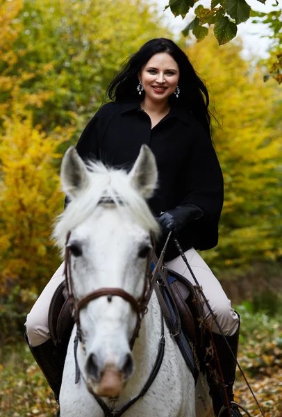 Mulher montando um cavalo — Fotografia de Stock