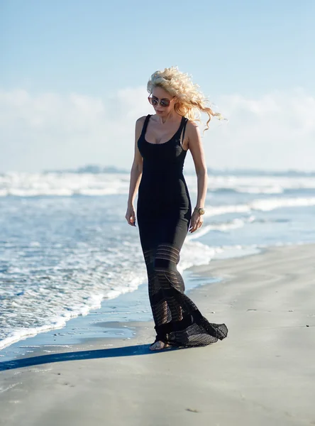 Frau zu Fuß auf dem Meer — Stockfoto