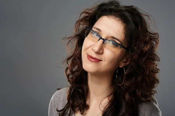 Junge Frau mit Brille posiert — Stockfoto