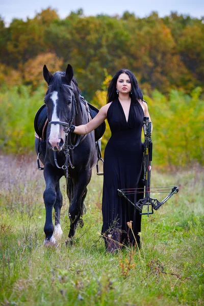 Frau mit Pferd im Wald — Stockfoto