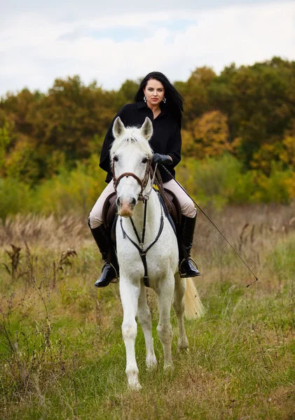 Mulher montando um cavalo — Fotografia de Stock