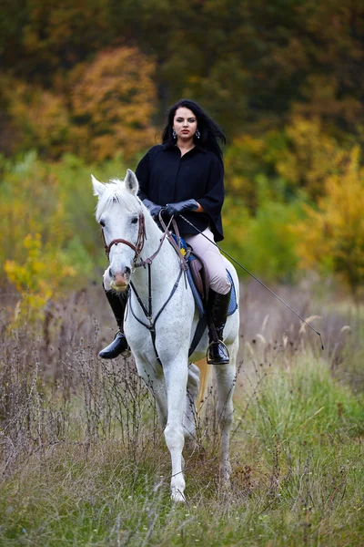 Mulher montando um cavalo — Fotografia de Stock