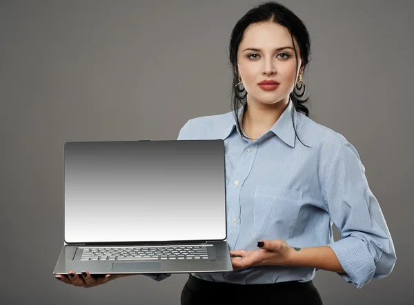 Mulher de negócios bonita apresentando um laptop — Fotografia de Stock