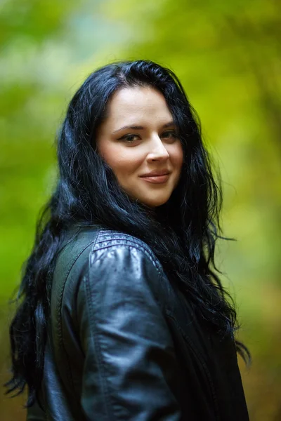 Beautiful young woman posing — Stock Photo, Image