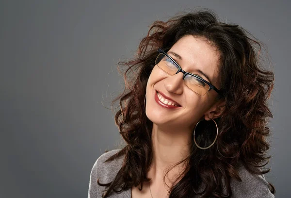 Jovem mulher sorrindo — Fotografia de Stock