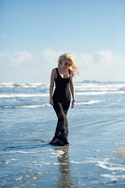 Frau zu Fuß auf dem Meer — Stockfoto