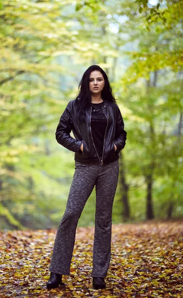 Bela jovem mulher posando — Fotografia de Stock