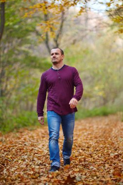 Beyaz adam ormanda yürüyor