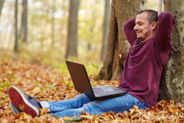 İşadamı ile laptop çalışma açık