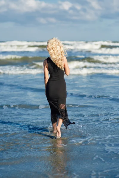 Mujer sexy en la orilla del mar —  Fotos de Stock