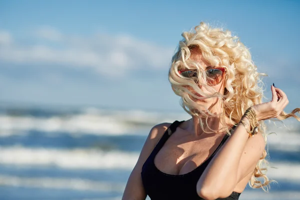 Sexy woman on the sea shore — Stock Photo, Image