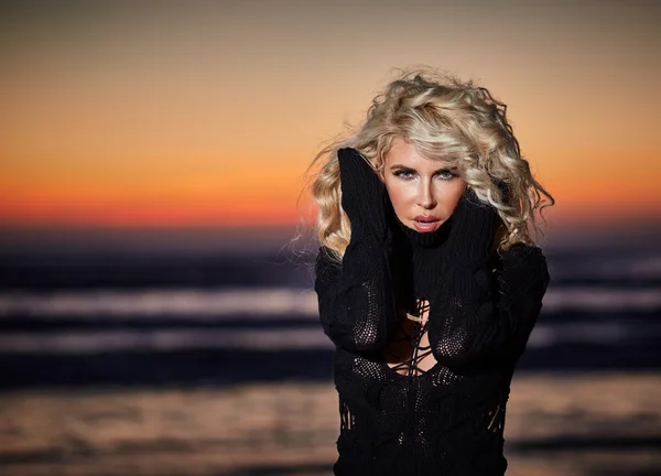 Schöne Frau am Strand bei Sonnenaufgang — Stockfoto