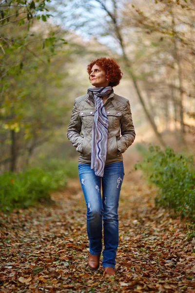 Femme faisant une promenade dans les bois — Photo