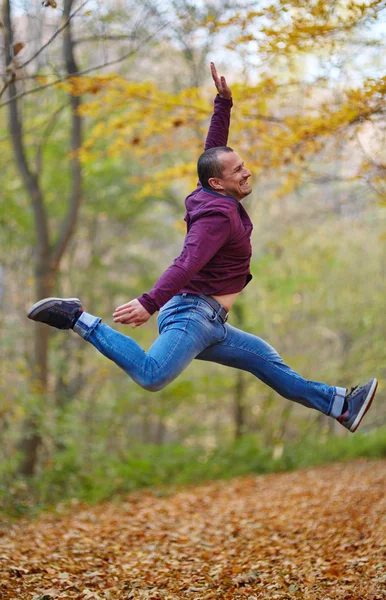 Hoppa av glädje utomhus — Stockfoto