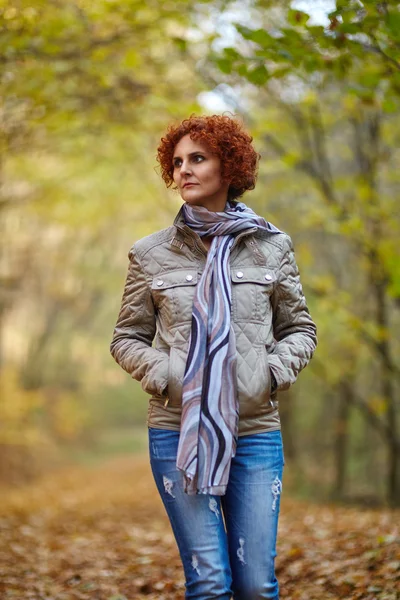 Donna che fa una passeggiata nel bosco — Foto Stock