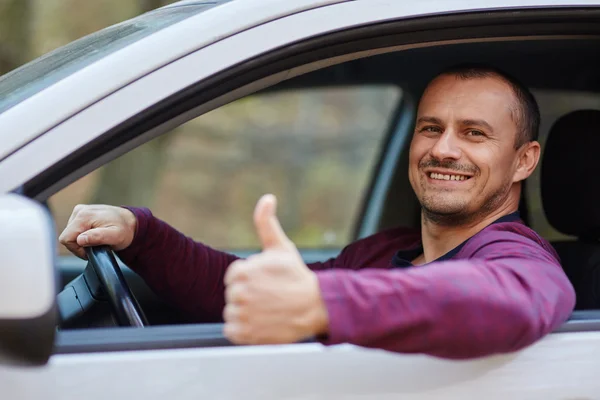 Gelukkig man achter het stuur van een nieuwe auto — Stockfoto