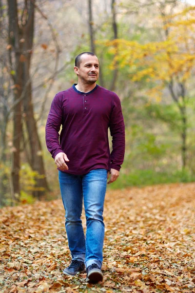 Кавказький чоловік гуляти по лісу — стокове фото