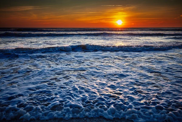Farbenfroher Sonnenaufgang über dem Meer — Stockfoto
