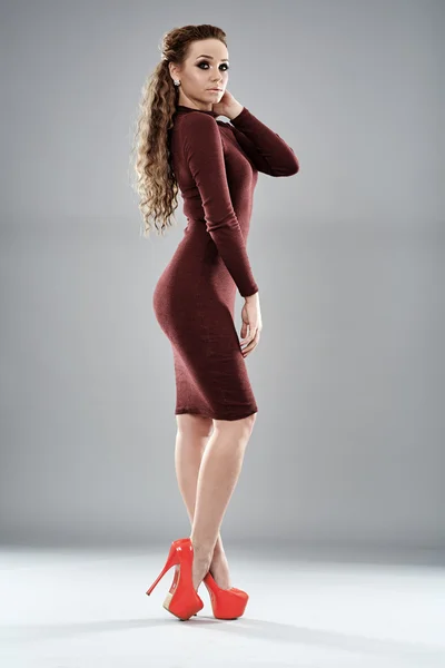 Mode-Modell auf grauem Hintergrund, volle Länge — Stockfoto