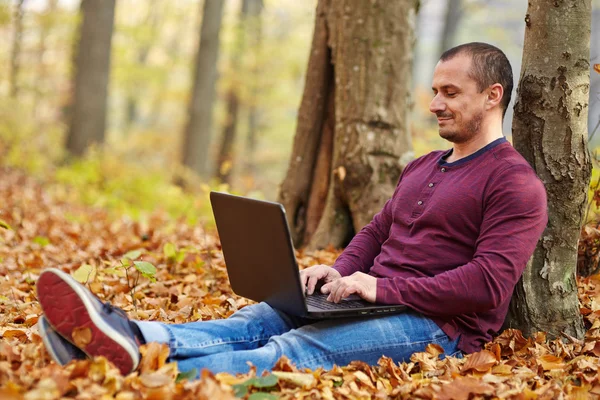 Uomo d'affari con computer portatile che lavora all'aperto — Foto Stock