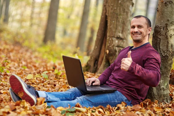 Homme d'affaires avec ordinateur portable travaillant en plein air — Photo