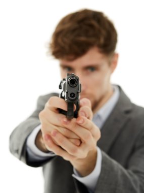 Elinde silah olan genç bir adam closeup