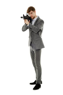 Makineli tüfek kullanan genç adam