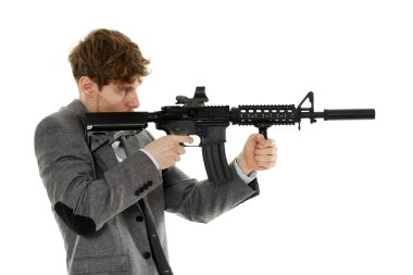 Makineli tüfek kullanan genç adam