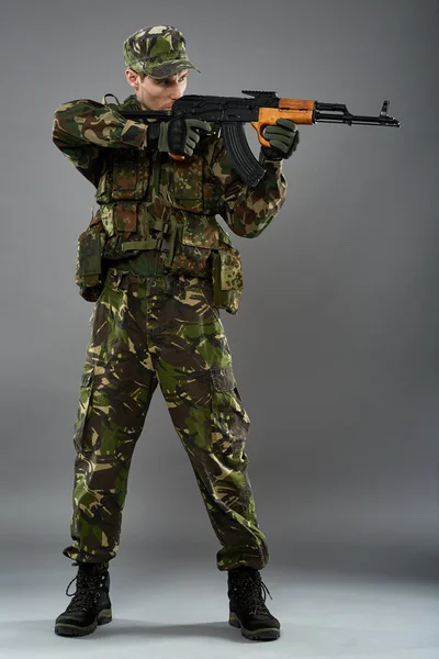 Soldaat in uniform met machine gun — Stockfoto