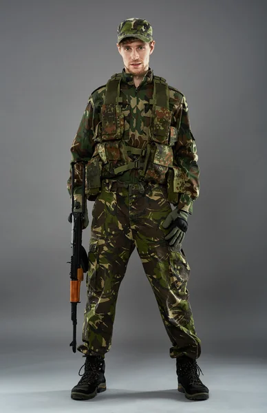 Солдат в форме с пулеметом — стоковое фото