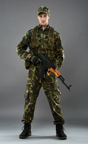 기관총과 유니폼을 입고 군인 — 스톡 사진