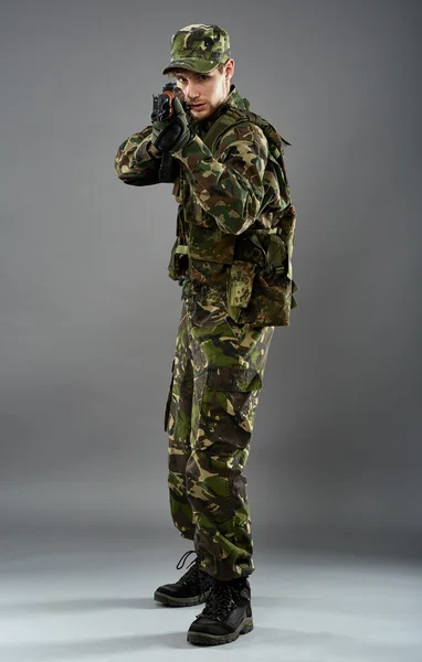 Soldat en uniforme avec mitrailleuse — Photo