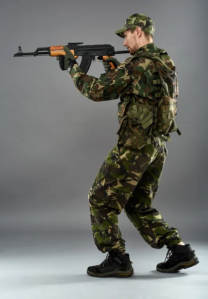Soldado em uniforme com metralhadora — Fotografia de Stock