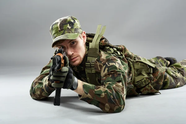 Soldado en uniforme con ametralladora — Foto de Stock