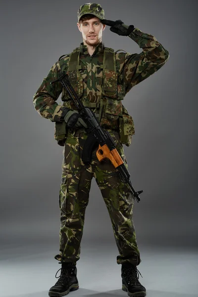 Voják v uniformě s kulometem — Stock fotografie