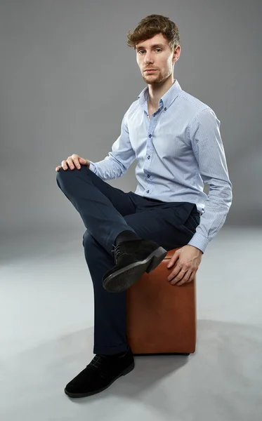 Uomo d'affari su una sedia ritratto — Foto Stock