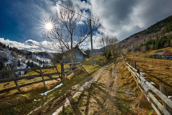 Landstraße in den Bergen — Stockfoto