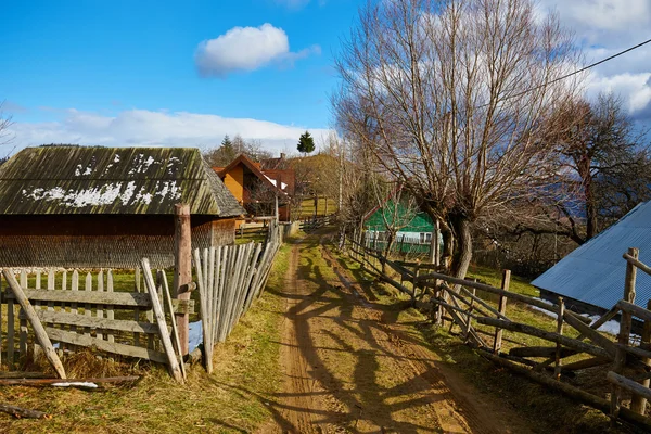 Eski bir köy kırsal yolda — Stok fotoğraf