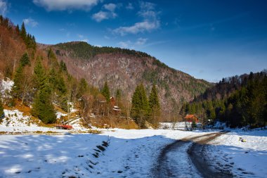Dağlı kış manzarası