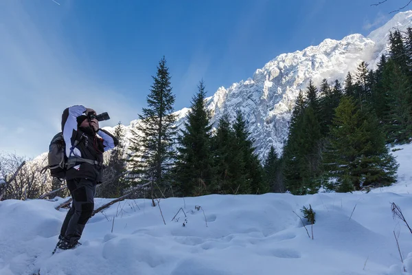 Fotógrafo da natureza fotografa paisagens de inverno — Fotografia de Stock