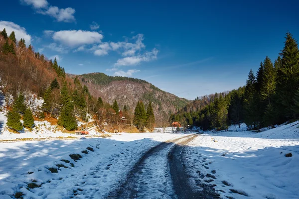 Winterlandschaft mit Bergen — Stockfoto