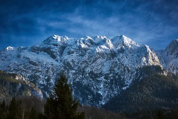 Vinterlandskap med steinete fjell – stockfoto