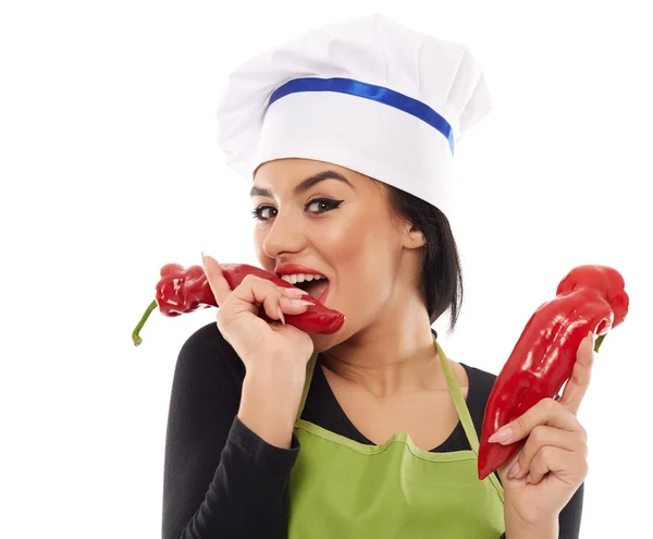 Kırmızı biber ısırma kadın aşçı — Stok fotoğraf