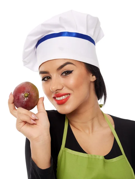 Mujer joven cocinera sosteniendo fruta de mango — Foto de Stock