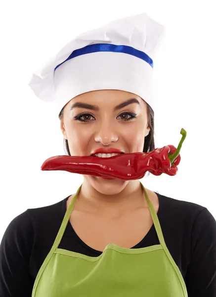 Mujer cocinar morder pimiento rojo —  Fotos de Stock