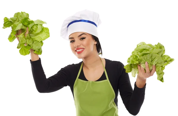 Vrouw cook bedrijf Sla — Stockfoto